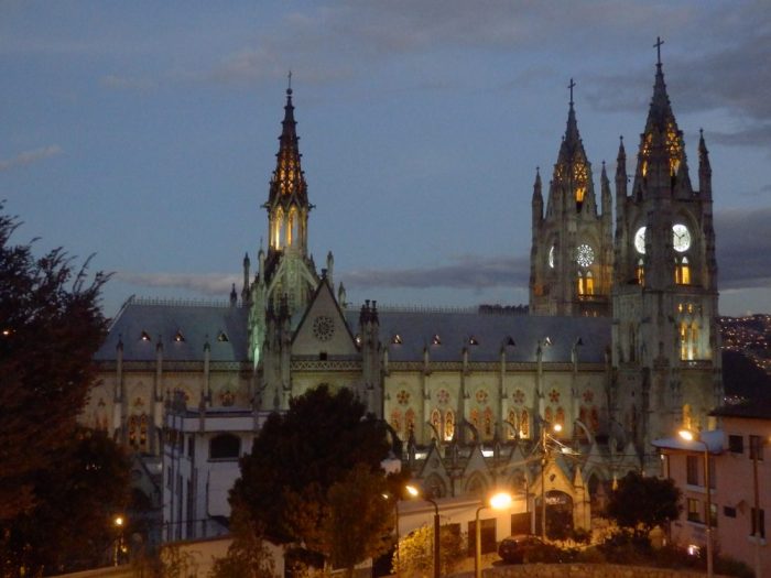Der größte neugotische Kirchenbau der Neuen Welt: Basílica del Voto Nacional in der Abenddämmerung
