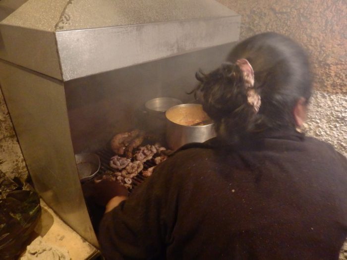 Traditionelle ecuadorianische Spezialität: "Tripa mishki" - gegrillter Rinderdarm. Guten Appetit...
