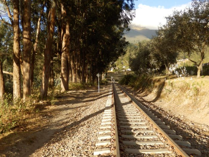Kein Problem: In Ecuador kann man das Bahngleis als Wanderweg nutzen