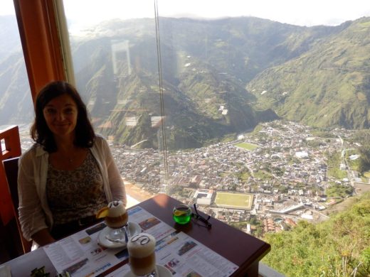 Café del Cielo - Himmelscafé: Ein Blick durchs Fenster hinunter auf Baños erklärt den Namen