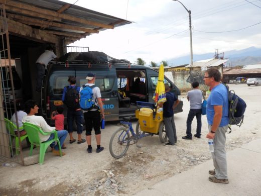 Die Rucksäcke sind auf dem Minibus, gleich geht's weiter: Szene in Bagua Grande