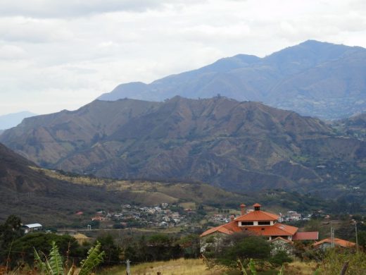 Amerikanische Luxusvillen verteilen sich über die Hügel rund um Vilcabamba