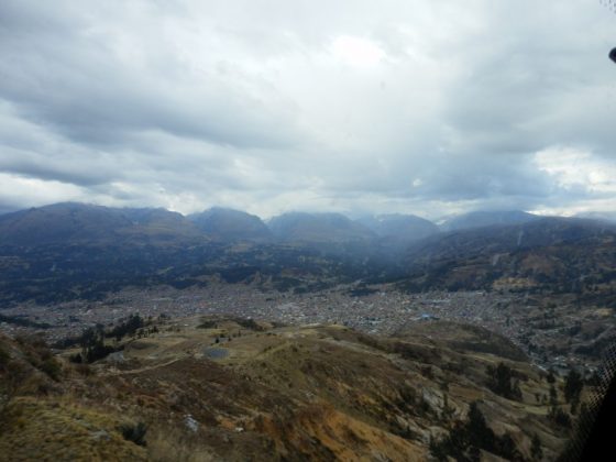 Tief unten im Tal, aber immer noch fast 3.100 Meter hoch liegt Huaraz