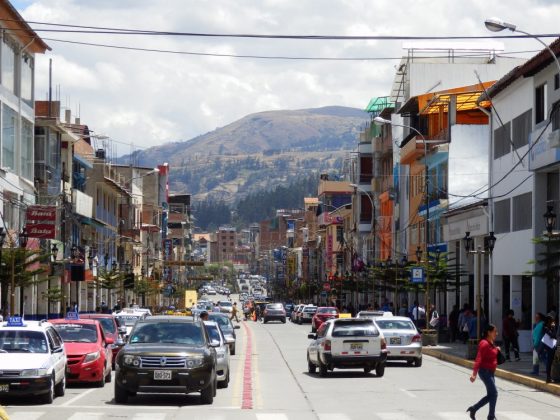 Geschäftig und vielbefahren: die Avenida Mariscal Toribio de Luzuriaga im Stadtzentrum