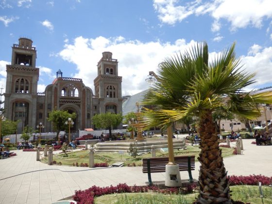 Plaza de Armas mit der noch im Wiederaufbau befindlichen Kathedrale