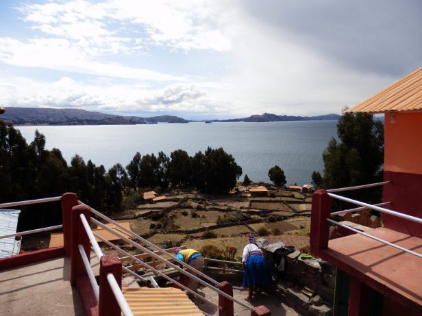 Unsere Unterkunft liegt wunderschön hoch über dem Titicaca-See