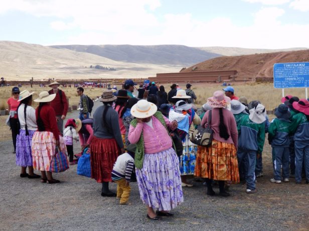 Mütter begleiten ihre Kinder zum Schulausflug nach Tiwanaku
