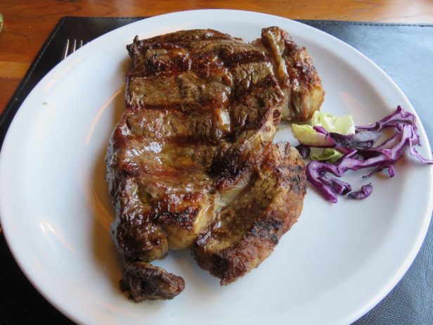Bife de chorizo - so wird das Steak im Restaurant serviert, Beilagen muss man extra bestellen